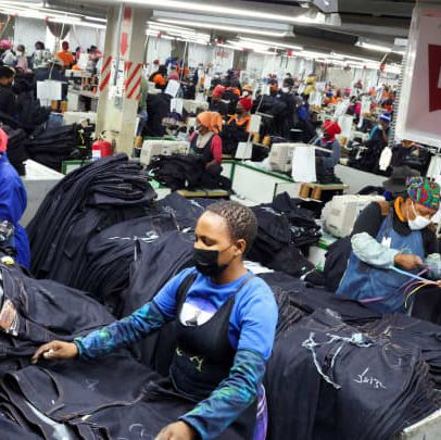 Levi Strauss eleva previsão de vendas e absorve custos de tarifas temporariamente