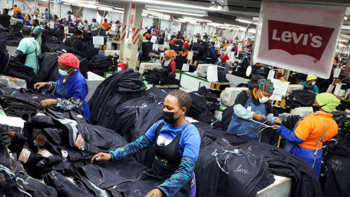 Trabalhadores desempenham suas funções na fábrica de têxteis Nien Hsing, um fabricante global de jeans Levi's, nos arredores de Maseru, a capital de Lesoto, um pequeno reino do sul da África que o presidente dos EUA, Donald Trump, ridicularizou no mês passado, 4 de abril de 2025. (Foto: Siphiwe Sibeko | Reuters)