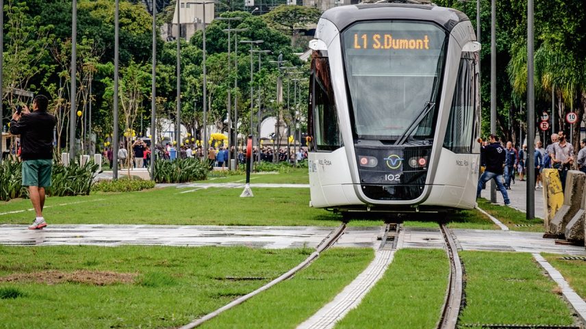NOS TRILHOS - VLT do Rio: linha até o aeroporto e integração total (Foto: Yasuyoshi Chiba/AFP)