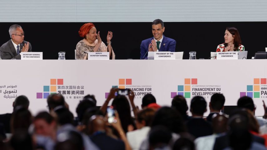 O presidente do governo da Espanha, Pedro Sánchez, e a vicesecretária geral adjunta da ONU, Amina J. Mohammed, durante a clausura da IV Conferência da ONU sobre Financiamento ao Desenvolvimento nesta quinta-feira, em Sevilha. (Foto: J. Palencia/EFE)
