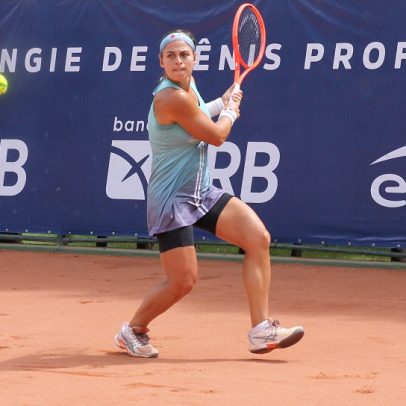 Carol Meligeni compete na fase qualificatória do WTA 250 em Iasi no saibro