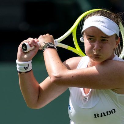 Krejcikova supera susto e avança na defesa do título no torneio de tênis