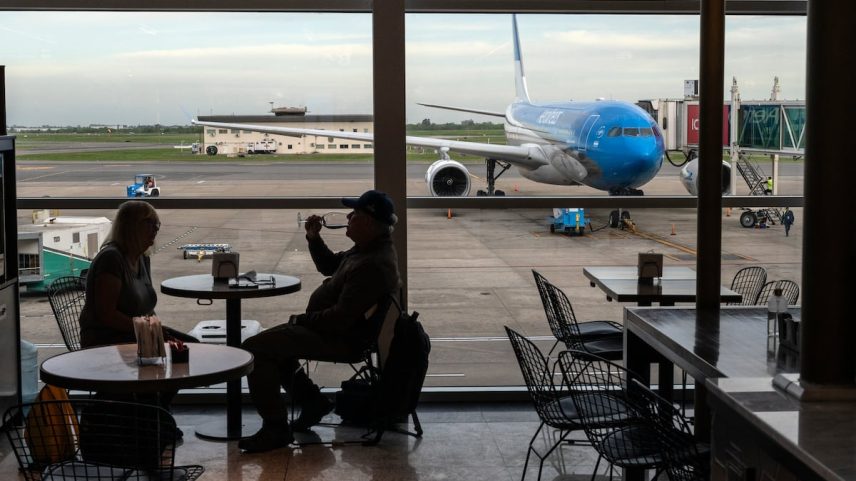 Passageiros aguardam seu voo no Aeroporto Ministro Pistarini em Buenos Aires, em 9 de outubro de 2024. (Foto: Rodrigo Abd/AP)