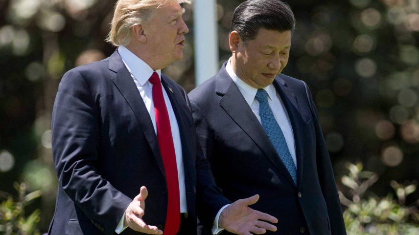 Donald Trump e Xi Jinping caminham juntos na propriedade Mar-a-Lago em Palm Beach, Flórida. - 7.abr.17 (Foto: JIM WATSON/AFP)