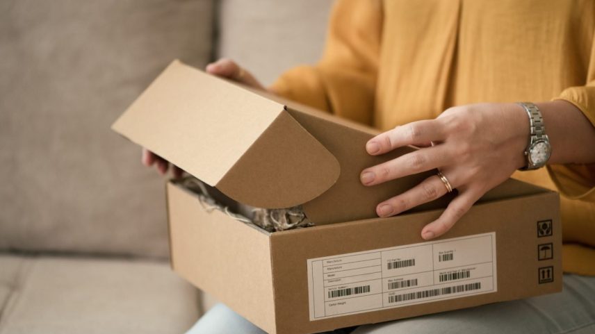 Com o 'boom' do e-commerce, houve um aumento significativo do volume de resíduos recicláveis gerado em casas, especialmente embalagens que antes ficavam se concentravam em pontos comerciais (Foto: Emilija Manevska/Getty Images)