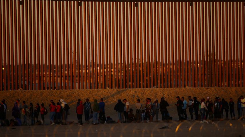 Migrantes que buscam asilo nos Estados Unidos se reúnem na fronteira com o México, em 19 de setembro de 2023. (Foto: JOSE LUIS GONZALEZ/REUTERS)