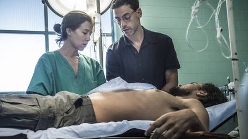 Marjorie Estiano e Márcio Maranhão em 'Sob pressão' (Foto: Divulgação/TV Globo)