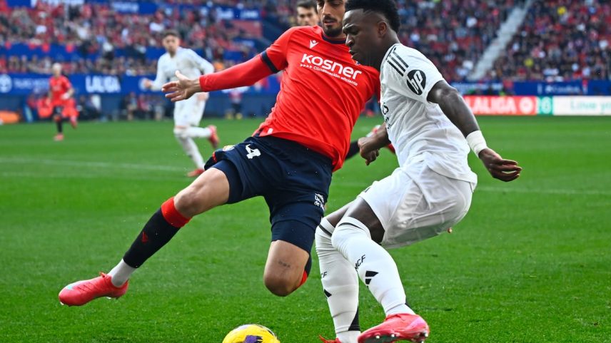 Alejandro Catena, do Osasuna, disputa o balón com Vinicius Junior, do Real Madrid. (Foto: Miguel Oses/AP)