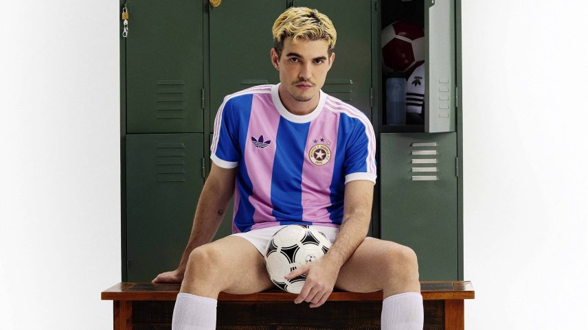 O cantor Jão com camiseta de estilo time de futebol, com as cores da bandeira bissexual, lançada pela Adidas (Foto: Divulgação)