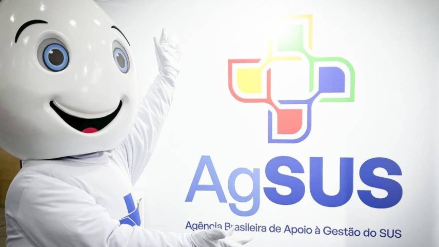 Zé Gotinha aponta para cartaz da AgSUS (Agência Brasileira de Apoio à Gestão do SUS) (Foto: Reprodução)