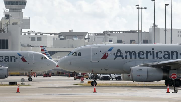 Aviões da American Airlines no pátio do Aeroporto Internacional de Miami em 19 de fevereiro de 2025, em Miami, Flórida. (Foto: Joe Raedle | Getty Images)