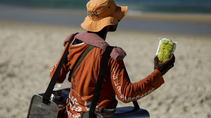 Há 11 anos, o prefeito do Rio, Eduardo Paes, decretou que o vendedor de mate das praias é patrimônio cultural da cidade — Foto: Fabiano Rocha