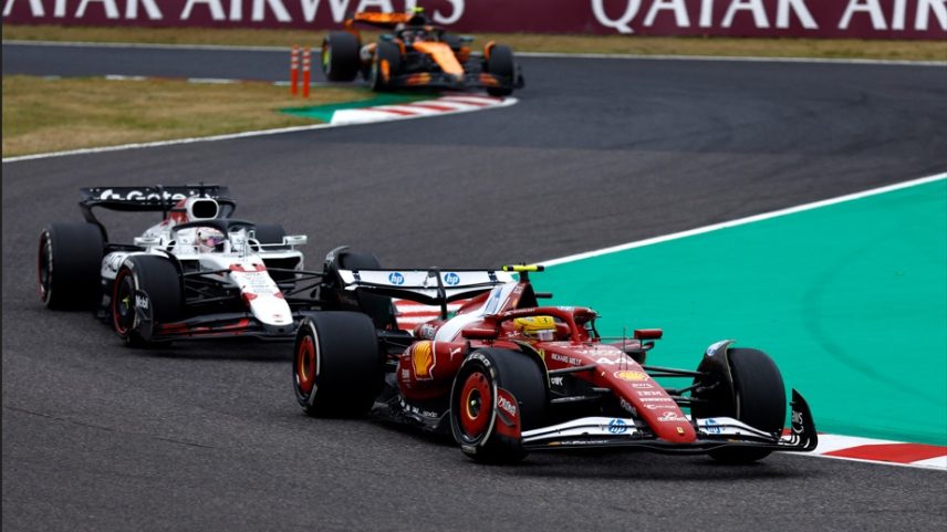 Lewis Hamilton da Ferrari, Max Verstappen da Red Bull e Lando Norris da McLaren em ação durante corrida (Foto: REUTERS/Manami Yamada)