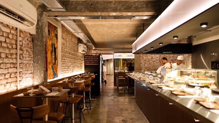 Balcão onde clientes fazem a refeição em pé, no Standing Bar Sushi (Foto: Divulgação)