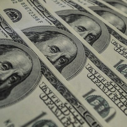 Dólar impulsiona viagens internacionais e altera planos de férias até junho