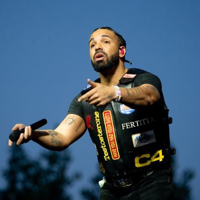 Drake faz piada ao avistar ex-namorada durante show na Europa