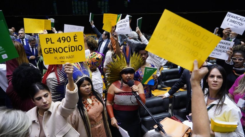 Célia Xakriabá, do PSOL, discursa em votação de marco temporal, em 2023; tema foi alvo de disputa entre Congresso e Supremo. (Foto: Pablo Valadares/Agência Câmara - 30/05/2023)