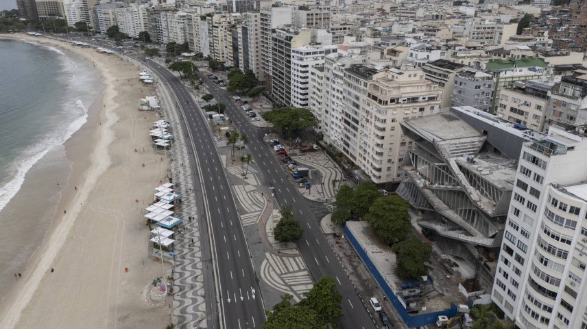A praia de Copacabana, no Rio de Janeiro (Foto: Eduardo Anizelli/Folhapress)