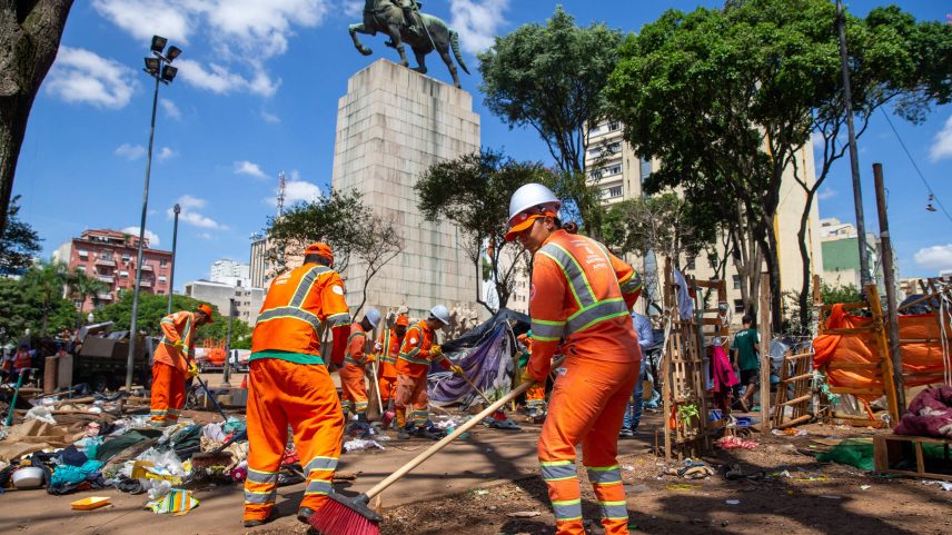 Funcionários fazem limpeza na praça Princesa Isabel, no centro de São Paulo (Foto: Danilo Verpa - 4.abr.2022/Folhapress)