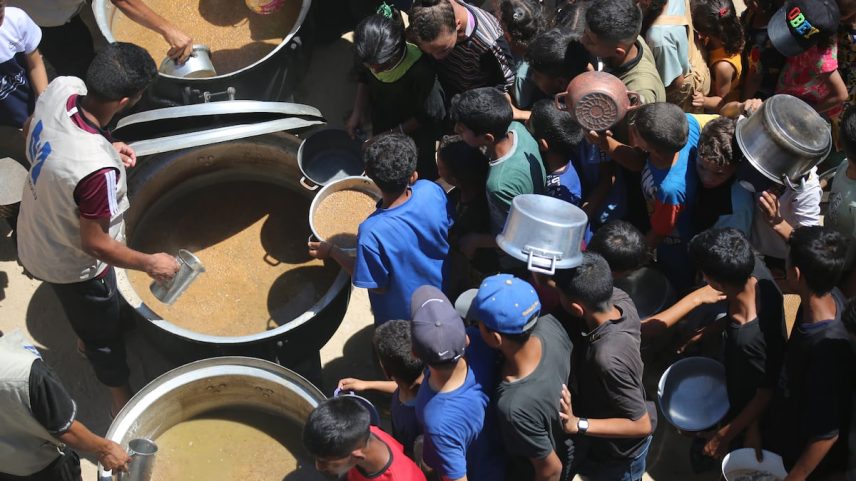 Distribuição de ajuda em Deir al Balah, no centro de Gaza, na quarta-feira. (Foto: Anadolu via Getty Images)