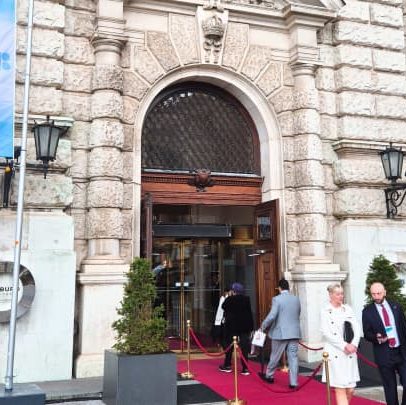 OPEC realiza seminário com protestos e glamour no tapete vermelho