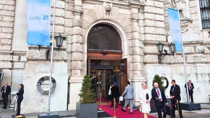 O palácio de Hofburg recebe os participantes da conferência do Seminário da OPEC, que acontece de 9 a 10 de julho em Viena. (Foto: Ruxandra Iordache | CNBC)