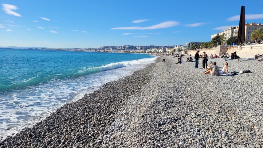 Pessoas aproveitam o sol numa das praias em frente à Promenade des Anglais, o calçadão que marca a orla de Nice, na Riviera Francesa (Foto: Eduardo Maia / O Globo)