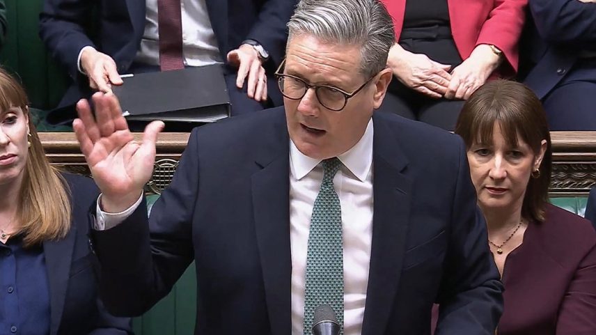 Primeiro-ministro do Reino Unido, Keir Starmer, anuncia ao Parlamento a elevação de gastos com Defesa (Foto: PRU / AFP)