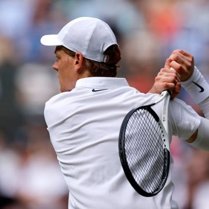 Sinner avança sem dor enquanto Djokovic desafia o tempo em busca de título