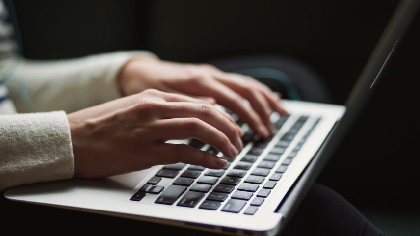 Os serviços profissionais, administrativos e complementares (0,9%) foram o destaque entre as altas de maio (Foto: Unsplash)
