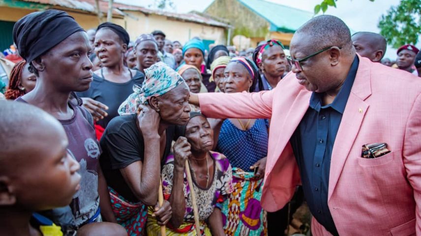 Governador do estado de Plateau, Caleb Manasseh Mutfwang, visitou a região atingida pelo ataque aos cristãos. (Foto: X/Plateau State Directorate of Press)