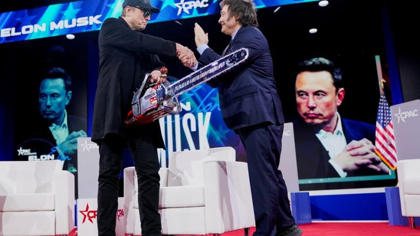 Elon Musk cumprimenta Javier Milei após ganhar motosserra de presente do presidente argentino, durante evento em Maryland, nos EUA (Foto: Nathan Howard/Reuters)