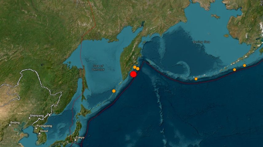Ponto vermelho mostra local de tremor de magnitude 8,0, na costa leste da Rússia, em 29 de julho de 2025 (Foto: USGS)