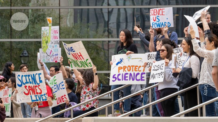 Cortes na ciência durante a administração Trump provocaram protestos e ameaçarão as posições de muitos pesquisadores internacionais em início de carreira. (Foto: Kirk Sides/Houston Chronicle via Getty)