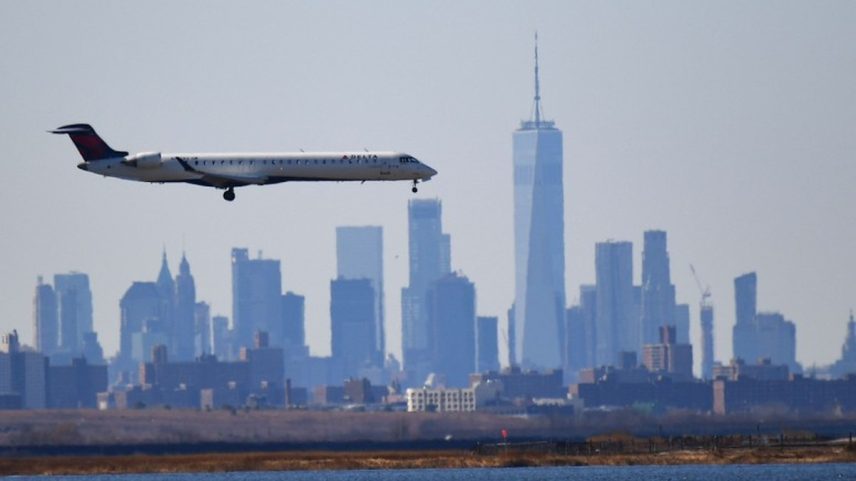 Avião da Delta Airlines pousando em Nova York (Foto: Johannes EISELE / AFP)