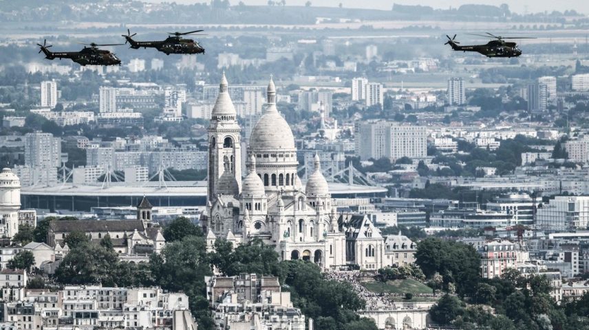 Aeronaves realizam sobrevoo da Basílica de Sacré-Coeur durante desfile militar anual do Dia da Bastilha, em Paris (Foto: Thibaud MORITZ/AFP)