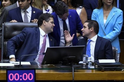 Plenário da Câmara dos Deputados durante sessão solene destinada a inaugurar a 3ª Sessão Legislativa Ordinária da 57ª Legislatura. Mesa: presidente do Senado Federal, senador Davi Alcolumbre (União-AP); presidente da Câmara dos Deputados, deputado Hugo Motta (Republicanos-PB). (Foto: Jefferson Rudy/Agência Senado)