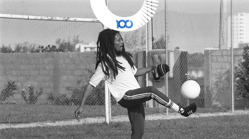 Bob Marley em jogo de futebol com outros artistas no 'Campo do Chico', na Barra da Tijuca (Foto: Luiz Pinto / Agência O Globo)