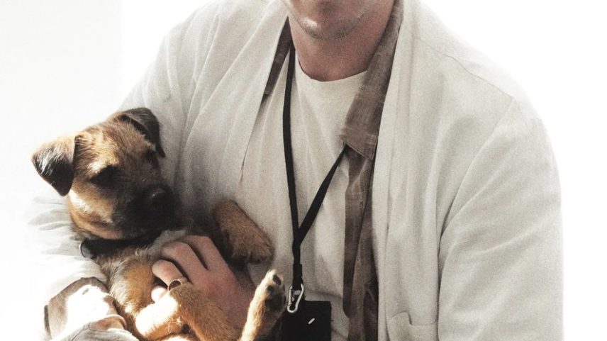 Glenn Martens fotografado segurando Murphy, seu cachorro (Foto: Divulgação)