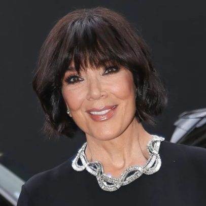 Kris Jenner exibe novo corte de cabelo e vestido de grife em Paris