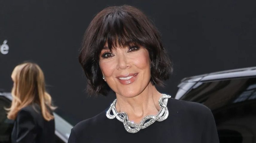 Kris Jenner apostou em um novo visual para a Semana de Moda de Paris e chamou atenção ao lado do namorado, Corey Gamble. (Foto: Aissaoui Nacer/BACKGRID)