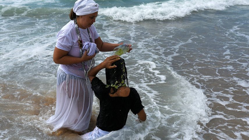 Devotos do candomblé realizam cerimônia de purificação espiritual, ritual de celebração do Ano Novo - Tita Barros - 31.dez.24/Reuters (Foto: Tita Barros - 31.dez.24/Reuters)