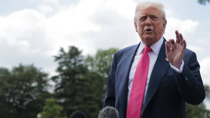 Donald Trump, presidente dos EUA, fala com a imprensa ao deixar a Casa Branca em 15 de julho de 2025, em Washington, DC. (Foto: Anna Moneymaker | Getty Images News | Getty Images)