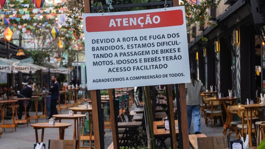 Aviso colocado por comerciantes em trecho da Rua José Gonçalves de Oliveira, no Itaim Bibi; prefeitura multou estabelecimentos (Foto: Taba Benedicto/Estadão)