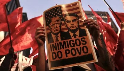 Cartaz com a foto do presidente Donald Trump e do ex-presidente Jair Bolsonaro em protesto na Avenida Paulista, em 10 de julho de 2025. (Foto: Paulo Pinto/Agência Brasil)