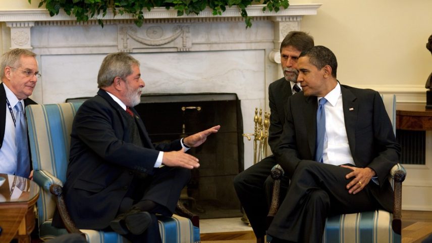 O presidente Barack Obama recebe o presidente Luiz Inácio Lula da Silva, do Brasil, no Salão Oval (Foto: Pete Souza)
