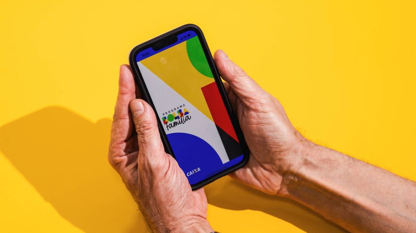 Aplicativo do programa Bolsa Família; em julho, quase um milhão de famílias saíram devido ao aumento na renda (Foto: Gabriel Cabral - 04.out.2023/Folhapress)