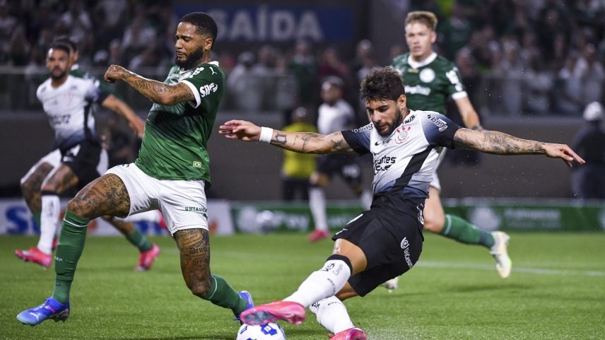 Yuri Alberto do Corinthians chuta ao gol (R) enquanto Micael do Palmeiras (L) defende durante uma partida do Brasileirão 2025 entre Palmeiras e Corinthians na Arena Barueri em 12 de abril de 2025, em Barueri, Brasil. (Foto: Roberto Casimiro/Sports Press Photo/Getty Images)