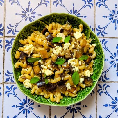 Deliciosa ensalada de pasta com berenjenas e queijo Cebreiro conquista paladares