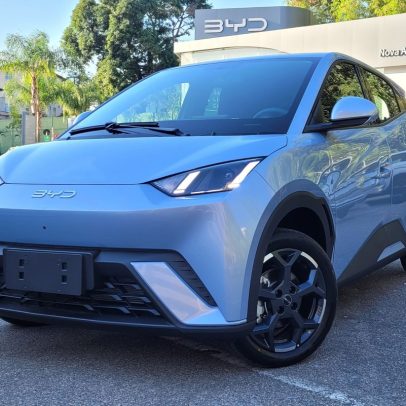BYD Dolphin Mini 2026 ganha nova cor e atualizações no carro elétrico mais vendido do Brasil